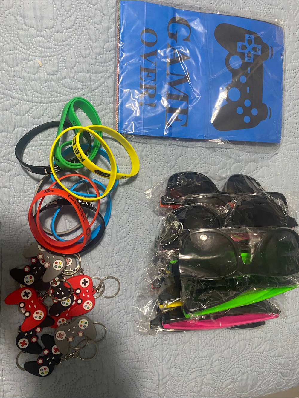 Party bag favors Assorted Gaming Wristbands & Controller Keychains - Multicolor